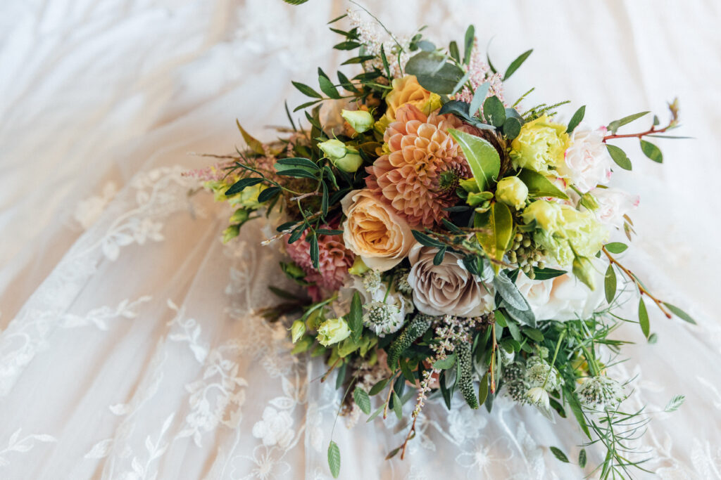 Bouquet at House for an Art Lover wedding