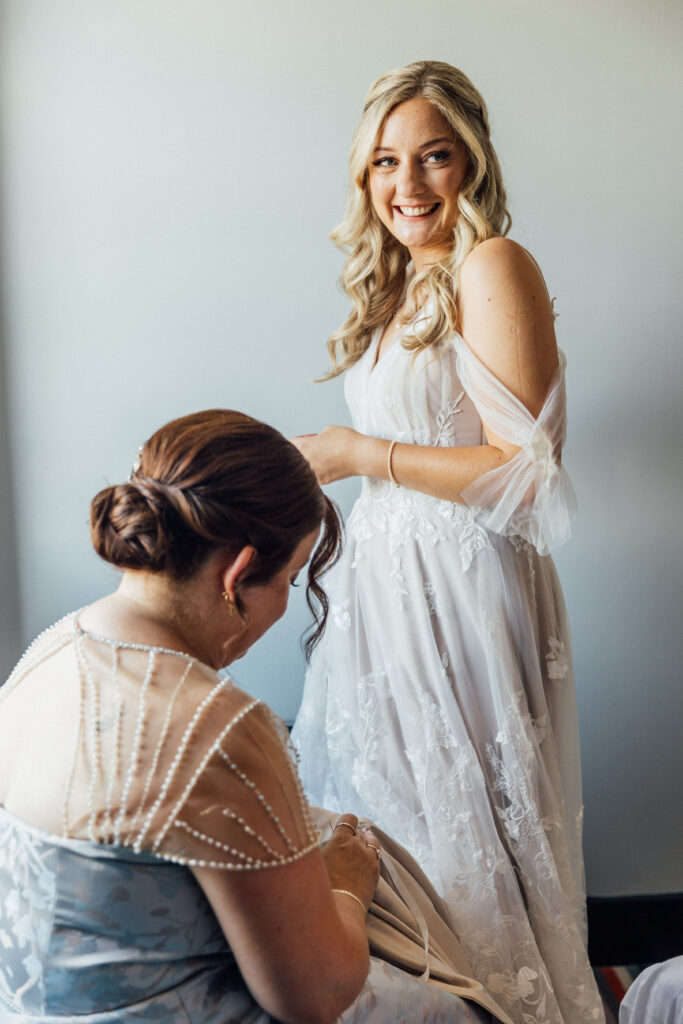 Bridal prep at House for an Art Lover wedding